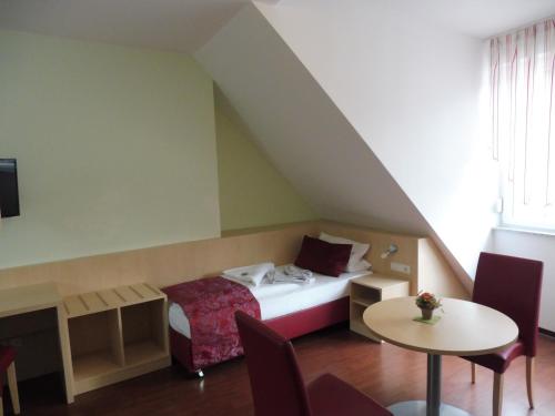 Säng eller sängar i ett rum på Hotel Gasthof zum Engel - Gästehaus