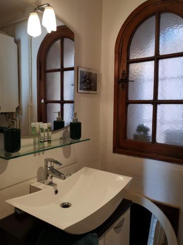 une salle de bain avec un lavabo et une fenêtre dans l'établissement Dans village médiéval piétonnier, Suite exécutive vue mer exceptionnelle, à Roquebrune-Cap-Martin