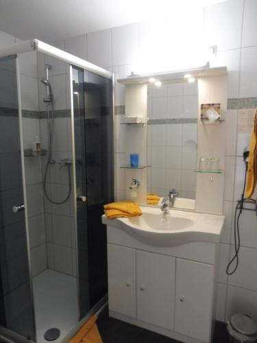 Ett badrum på Hotel Gasthof zum Engel - Gästehaus