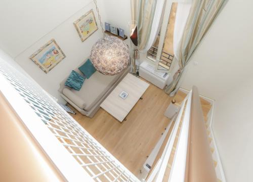  Elle comprend un salon doté d'un canapé-lit. dans l'établissement Apartment Mezzanine Monte Carlo, Saint Roman Varavilla, à Roquebrune-Cap-Martin