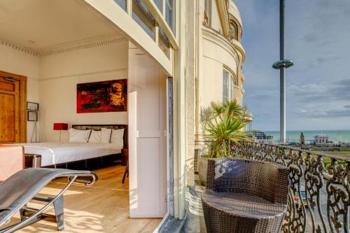 een kamer met een balkon met een bed en een slaapkamer bij Hotel Una in Brighton & Hove