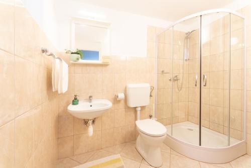 La salle de bains est pourvue de toilettes, d'une douche et d'un lavabo. dans l'établissement Menta Porta, à Zengővárkony