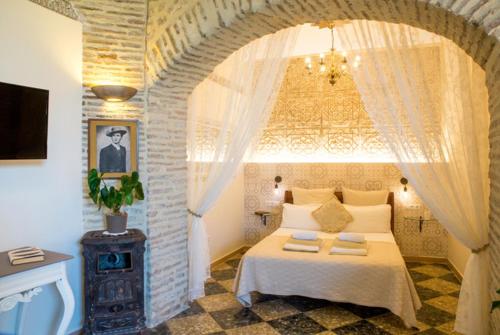 a bedroom with a bed in a room with a window at La Vista de Medina Studios & Apartments in Medina Sidonia