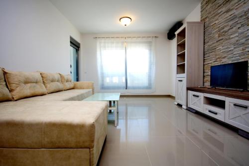 TV a/nebo společenská místnost v ubytování Apartment Dobrota