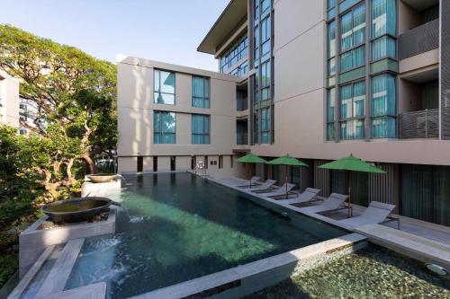 uma piscina em frente a um edifício em ANA Park Chiang Mai em Chiang Mai