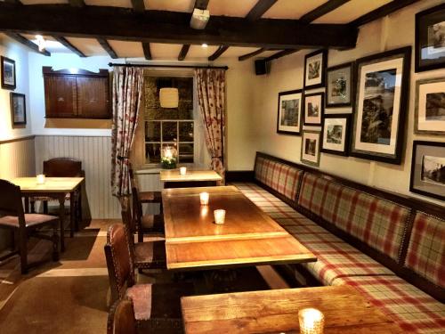 The Moon Inn at Stoney Middletonにあるシーティングエリア