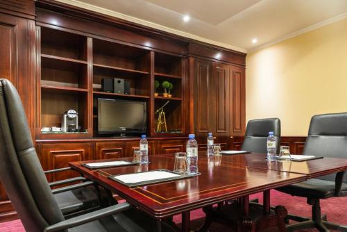a conference room with a wooden table and chairs at Sofitel Buenos Aires Recoleta in Buenos Aires
