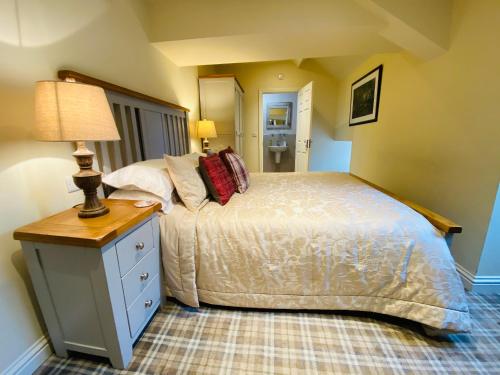 The Moon Inn at Stoney Middletonにあるベッド