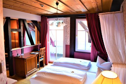 Un pat sau paturi într-o cameră la Die Kronacher Stadthotels