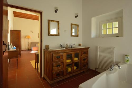 y baño con lavabo y espejo. en Quinta Do Scoto, en Sintra