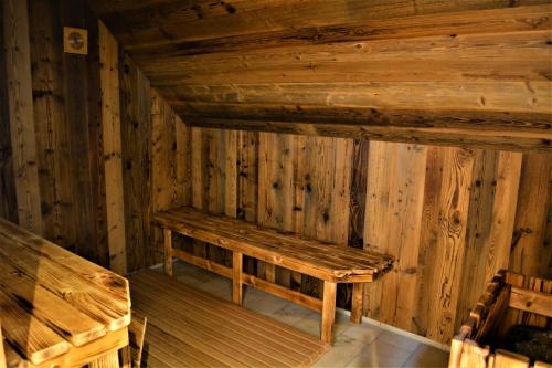 a wooden room with a bench in a cabin at Die Kronacher Stadthotels in Kronach