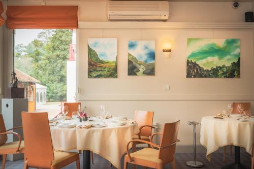 Restoran atau tempat lain untuk makan di Logis Hôtel Restaurant Le Coq Hardi
