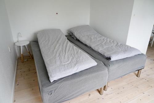 two beds sitting in a corner of a room at Feriehus Thy - I hjertet af Thy in Thisted