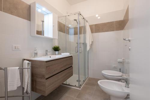 un bagno con lavandino, WC e doccia di Opera & expo Verona - Tosca a Verona