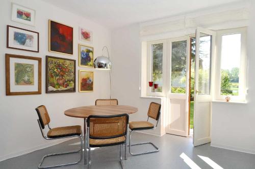 a dining room with a table and chairs at Landhaus Gernitz - Ferienwohnung Malerwinkel in Sandort