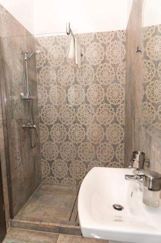 a bathroom with a shower and a sink at Hotel Bellavista Deta in Deta