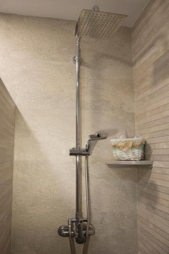 a shower in a bathroom next to a wall at Hostal Restaurante el Cary in Montemayor