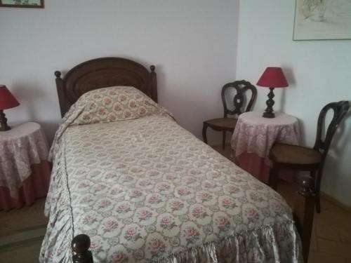a bedroom with two beds and two lamps at Quinta Do Cano in Évora