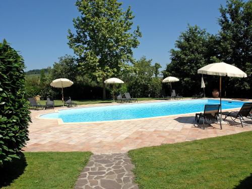 uma piscina com cadeiras e guarda-sóis em Holiday Home Capanna di Sotto by Interhome em Villa Bertolli