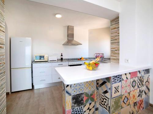 cocina con nevera blanca y encimera en Apartment Primun by Interhome, en Calpe