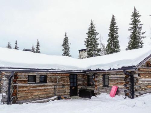 ルオストにあるHoliday Home Hopukka a2 by Interhomeの雪の丸太小屋
