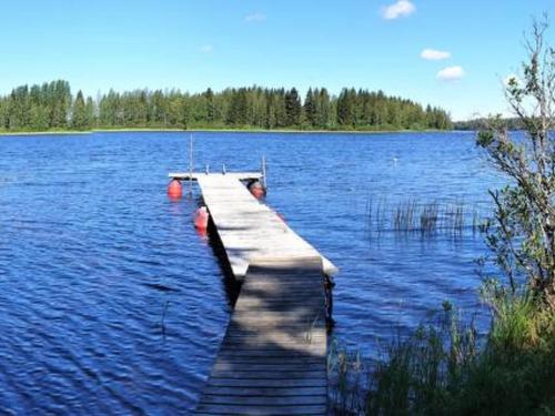 un muelle de madera en medio de un lago en Holiday Home Niittylahti by Interhome, en Koro