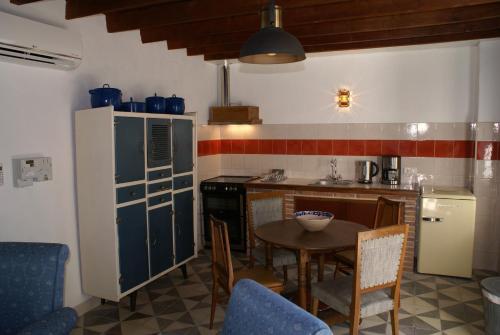 eine Küche mit einem Tisch und Stühlen im Zimmer in der Unterkunft La Cañota 2-Floors King Rooms Adults Only in Talara