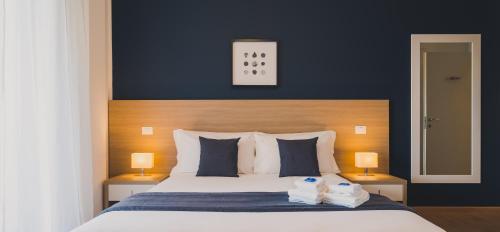 una camera da letto con un letto con due asciugamani sopra di Trip Room & Breakfast a Reggio di Calabria