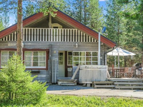 ルオストにあるHoliday Home Kerkkälä by Interhomeの小さな木造家屋(ポーチ、傘付)