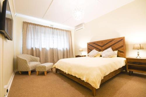 Una cama o camas en una habitación de Linden Gap Guesthouse
