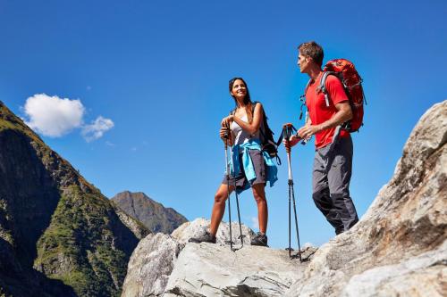 a man and a woman standing on top of a mountain at Ferienwohnung Thurn-ummerstall in Hollersbach im Pinzgau