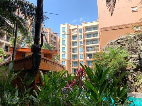 une statue d'une femme suspendue à un palmier dans l'établissement Atlantis Condo Resort Pattaya, à Jomtien Beach