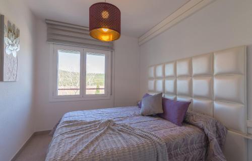 a bedroom with a bed and a window at Unter den Linden in Comarruga