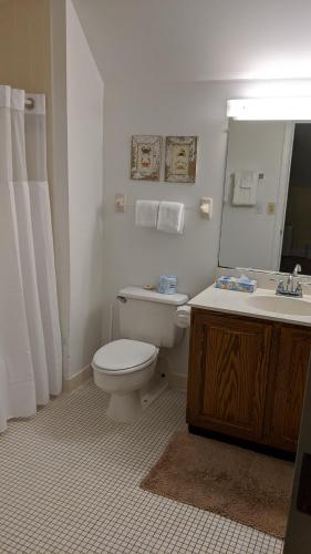 Kylpyhuone majoituspaikassa Inlet Inn NC