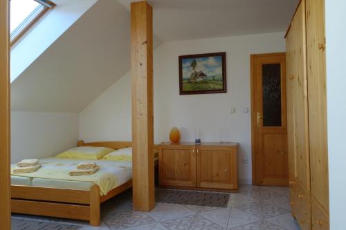 ein Schlafzimmer mit einem Etagenbett aus Holz in einem Zimmer in der Unterkunft Apartmány Arnika in Horní Planá