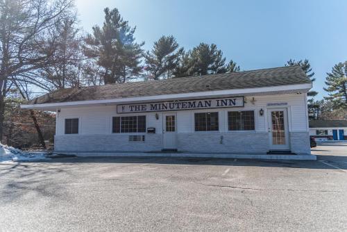 a white building with a sign that reads the minnesota inn at The Minuteman Inn Acton Concord Littleton in Acton