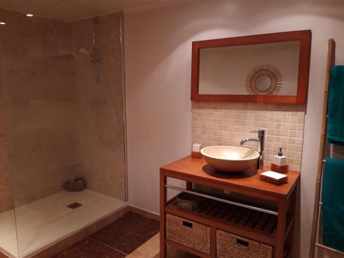 Bathroom sa La Meïzou, gîte - chambres d hôtes à Champeix