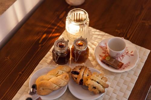 een tafel met koekjes en een kopje thee bij Le Caravelle Bed and Breakfast in Monopoli