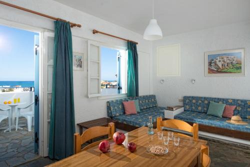 ein Wohnzimmer mit Sofa und Tisch in der Unterkunft Castello Apartments in Stalida