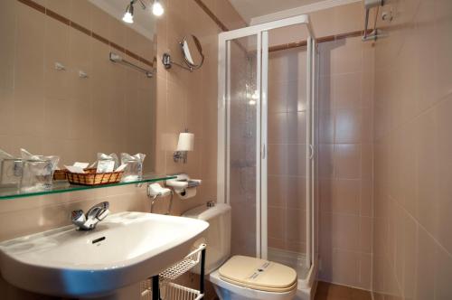A bathroom at Hotel La Residencia