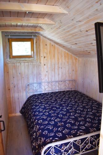 une chambre avec un lit dans une pièce en bois dans l'établissement 