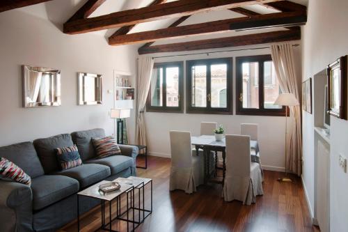een woonkamer met een bank en een tafel bij TRA SAN MARCO E RIALTO in Venetië