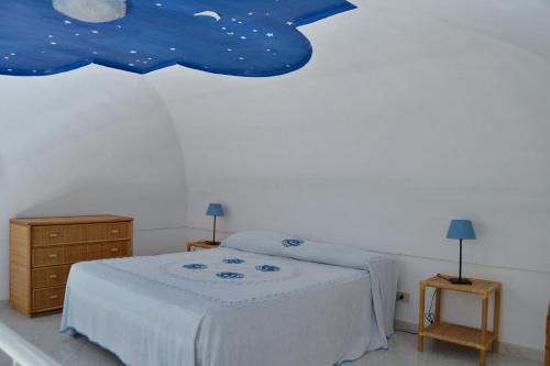 ポンツァにあるMaridea - Il Borgoのベッドルーム1室(ベッド1台付)が備わります。壁には絵画が飾られています。