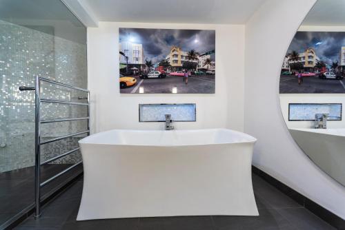 Et badeværelse på Amazingly Luxurious Loft Apartment, Soho - 3 Bedrooms, 2 Bath & Office