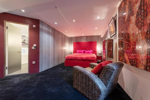 En eller flere senge i et værelse på Amazingly Luxurious Loft Apartment, Soho - 3 Bedrooms, 2 Bath & Office