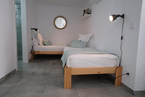 una camera da letto con un letto e uno specchio sul muro di DreamsApt Placentines a Siviglia