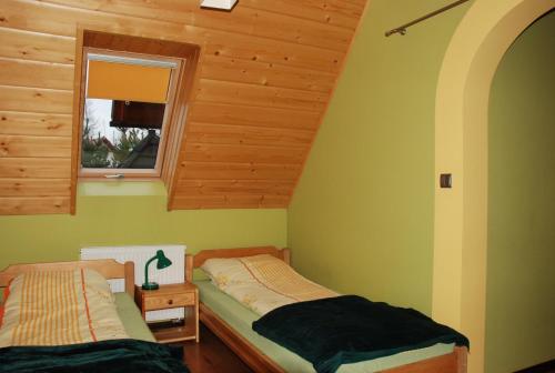 A bed or beds in a room at Pokoje i Apartamenty u Architekta