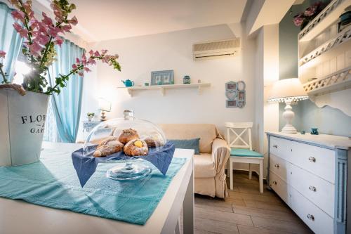 ein Zimmer mit einem Tisch mit einer Glasscheibe mit Brot in der Unterkunft Aroma di Naxos Apartment in Giardini-Naxos