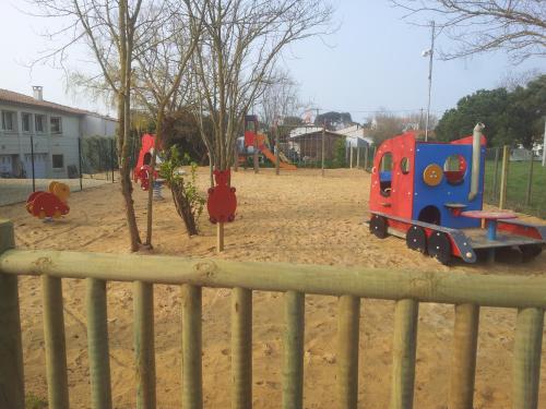 - une aire de jeux avec un petit train dans un parc dans l'établissement mobilhome ile d'oleron, à La Cotinière