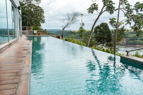 una piscina con vistas al río en Hotel Guaminí Misión en Puerto Iguazú
